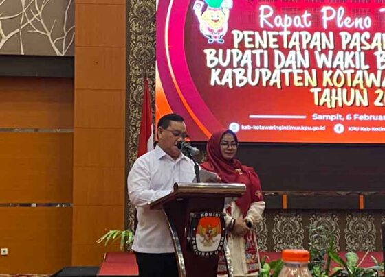 Halikinnor dan Irawati saat sambutan dalam penetapan mereka sebagai pasangan calon bupati dan wakil bupati terpilih, Kamis, 6 Februari 2025.