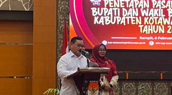 Halikinnor dan Irawati saat sambutan dalam penetapan mereka sebagai pasangan calon bupati dan wakil bupati terpilih, Kamis, 6 Februari 2025.