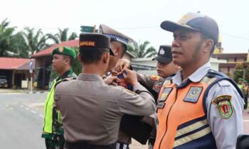 Kapolres Katingan menyematkan tanda kepada perwakilan personel yang bakal terlibat dalam Operasi Telabang 2025