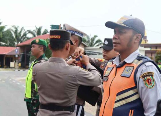 Kapolres Katingan menyematkan tanda kepada perwakilan personel yang bakal terlibat dalam Operasi Telabang 2025