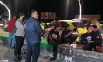 Kapolsek Baamang melakukan mengimbau kepada warga yang masih nongkrong di atas jam 12 malam.