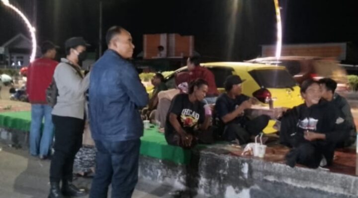 Kapolsek Baamang melakukan mengimbau kepada warga yang masih nongkrong di atas jam 12 malam.