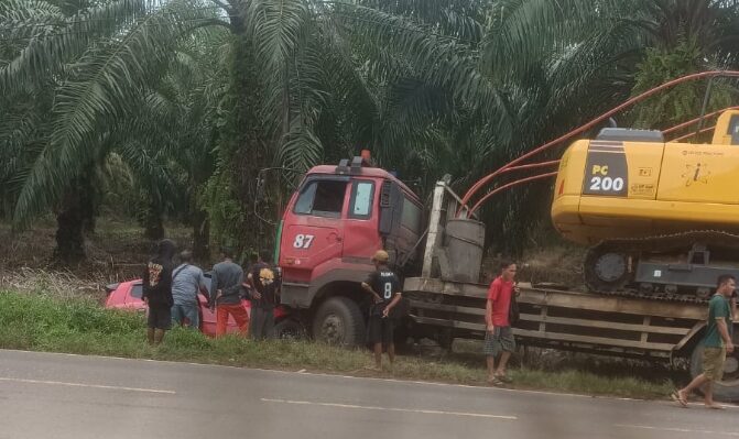 Kecelakaan antara truk dan mobil Agya di Cempaka Mulia Barat, Selasa, 18 Februari 2025.