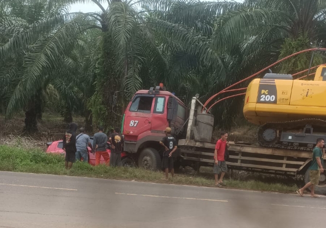 Duel Maut Truk Bermuatan Ekskavator dengan Agya di Tjilik Riwut Cempaga
