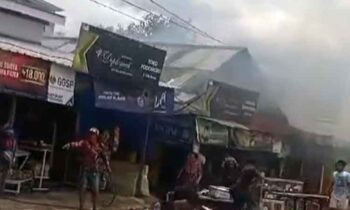 Kepanikan warga di lokasi warung makan yang terbakar di Jalan Samekto Sampit, Selasa siang, 11 Februari 2025.