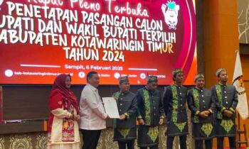 Ketua KPU Muhammad Rifqi saat menyerahkan berita acara rapat pleno terbuka penetapan pasangan calon bupati dan wakil bupati terpilih, Kamis, 6 Februari 2025.