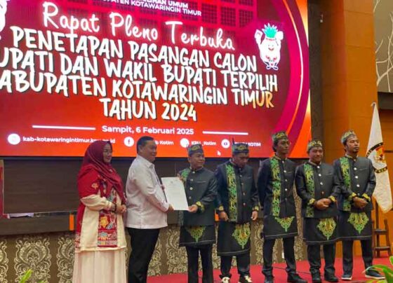 Ketua KPU Muhammad Rifqi saat menyerahkan berita acara rapat pleno terbuka penetapan pasangan calon bupati dan wakil bupati terpilih, Kamis, 6 Februari 2025.