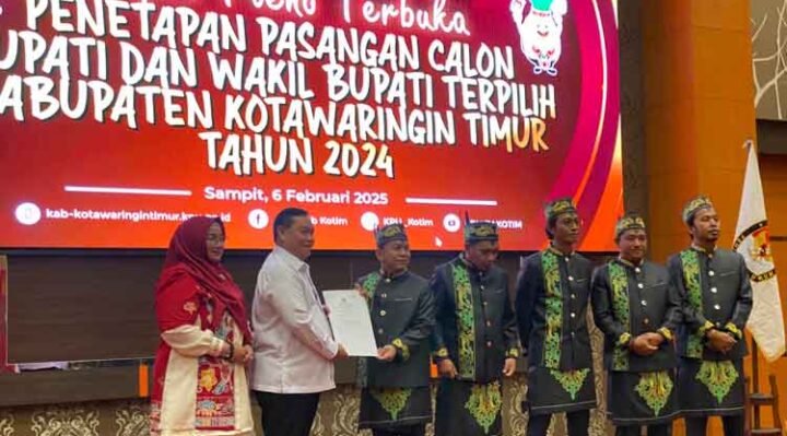 Ketua KPU Muhammad Rifqi saat menyerahkan berita acara rapat pleno terbuka penetapan pasangan calon bupati dan wakil bupati terpilih, Kamis, 6 Februari 2025.