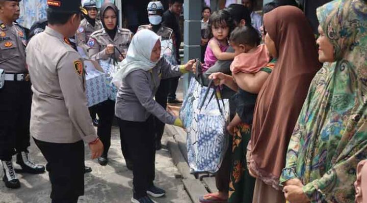 Ketua PWI Kotim Siti Fauziah dan Kapolres Kotim AKBP Rsky Maulana Zulkarnaen menyerahkan bantuan kepada korban kebakaran.