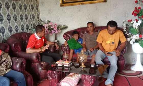 Lurah Baamang Hulu, Rudi Setiawan saat mengunjungi rumah korban kekerasan oleh guru
