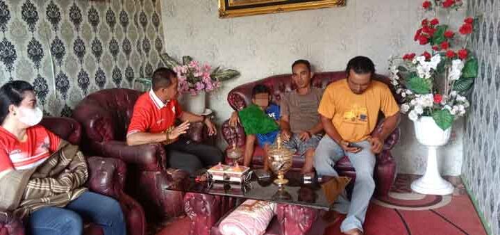 Lurah Baamang Hulu, Rudi Setiawan saat mengunjungi rumah korban kekerasan oleh guru