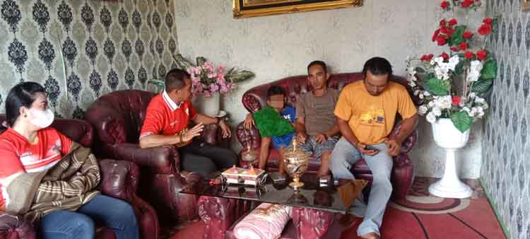 Lurah Baamang Hulu Kunjungi Korban Dugaan Pemukulan oleh Guru