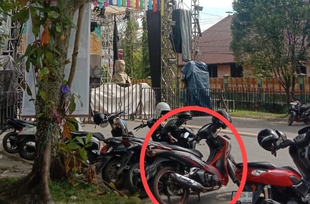 Motor korban masih terparkir di TKP beberapa waktu sebelum hilang dicuri maling.