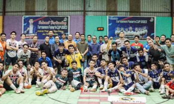 Panitia dan pemenang Turnamen Samuad Cup berfoto bersama usai laga final.