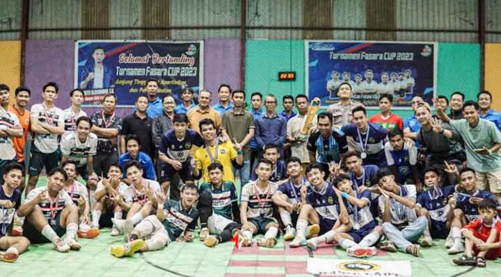 Panitia dan pemenang Turnamen Samuad Cup berfoto bersama usai laga final.