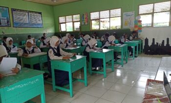 Pelajar di salah satu sekolah di Kotim belajar di ruang kelas.