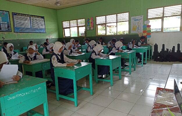 Pelajar di salah satu sekolah di Kotim belajar di ruang kelas.