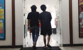 Pemuda mabuk (kanan) meresahkan warga saat digiring oleh petugas ke Mapolsek Baamang.