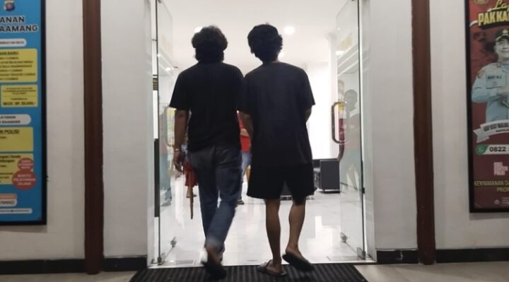 Pemuda mabuk (kanan) meresahkan warga saat digiring oleh petugas ke Mapolsek Baamang.
