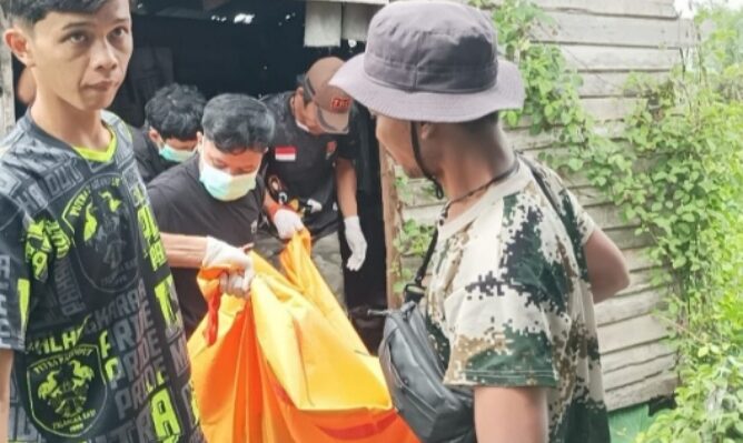 Petugas mengevakuasi jasad korban yang ditemukan di Jalan Pelatuk Induk Kecamatan Jekan Raya, Kota Palangka Raya, Sabtu, 15 Februari 2025.