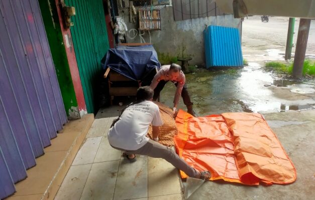 Petugas saat mengevakuasi jasad pria tak beridentitas yang ditemukan depan ruko Jalan Pangeran Antasari, Rabu, 12 Februari 2025