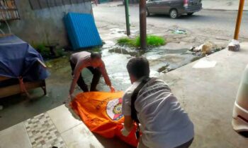 Petugas saat mengevakuasi mayat tak beridentitas di depan sebuah toko di Jalan pangeran Antasari Sampit, Rabu 12 Februari 2025.