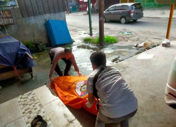 Petugas saat mengevakuasi mayat tak beridentitas di depan sebuah toko di Jalan pangeran Antasari Sampit, Rabu 12 Februari 2025.