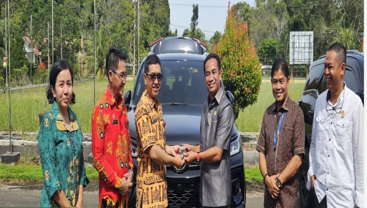 Pimpinan DPRD Katingan Mendapatkan Mobil Dinas Baru