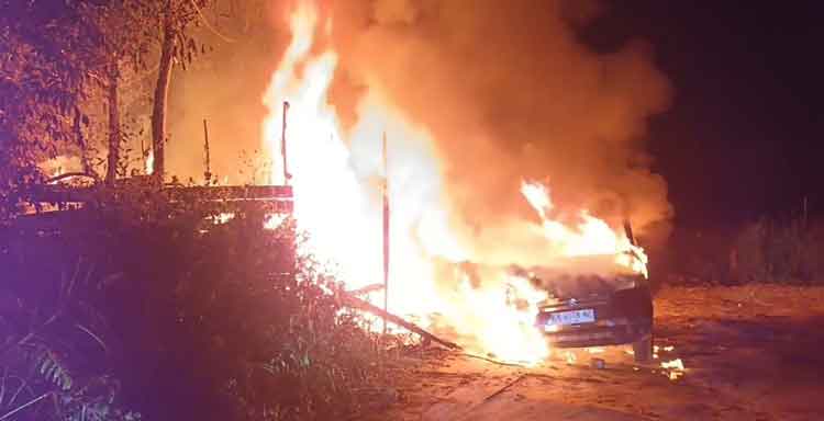 Pikap Diduga Melansir Minyak Hangus Terbakar di Kasongan