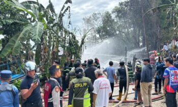 Sebuah rumah warga di bawah tugu Soekarno Palangka Raya terbakar.