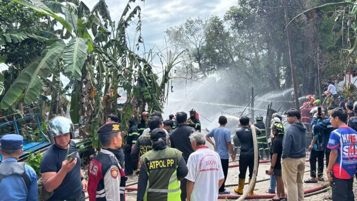 Sebuah rumah warga di bawah tugu Soekarno Palangka Raya terbakar.