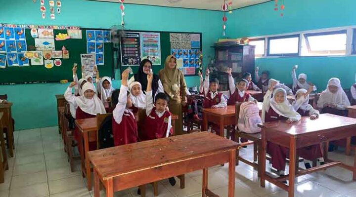 Siswa siswi SDN 4 Ketapang Mendapatkan Obat Cacing Gratis dari Puskesmas Ketapang II dalam Program POPM, Selasa 4 Februari 2025