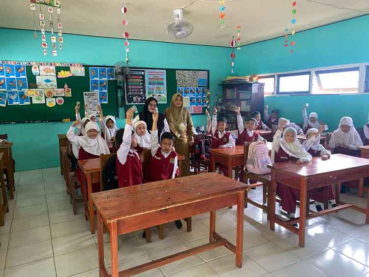 Siswa SDN 4 Ketapang Mendapatkan Obat Cacing Gratis dari Puskesmas