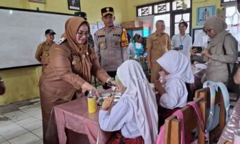 Wabup Kotim Irawati saat memberikan makanan bergizi gratis kepada pelajar dari program Presiden Republik Indonesia Prabowo Subianto, Senin , 24 Februari 2025