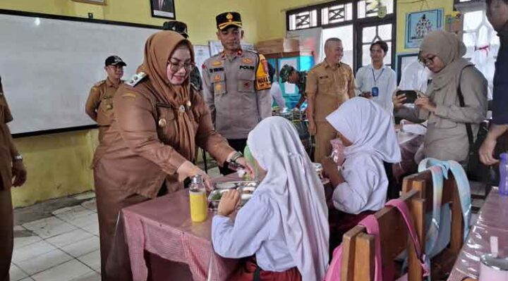 Wabup Kotim Irawati saat memberikan makanan bergizi gratis kepada pelajar dari program Presiden Republik Indonesia Prabowo Subianto, Senin , 24 Februari 2025