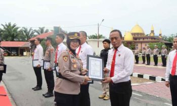 Wakapolres Katingan, Kompol Uni Subiyanti mewakili Kapolres Katingan AKBP Chandra Ismawanto menyerahkan penghargaan kepada 11 personelnya.