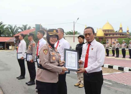 Wakapolres Katingan, Kompol Uni Subiyanti mewakili Kapolres Katingan AKBP Chandra Ismawanto menyerahkan penghargaan kepada 11 personelnya.