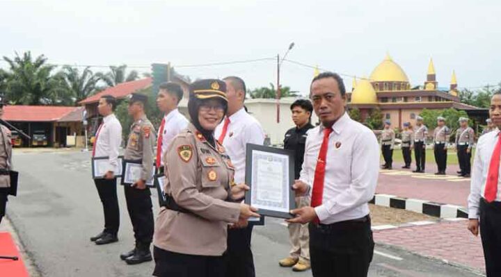 Wakapolres Katingan, Kompol Uni Subiyanti mewakili Kapolres Katingan AKBP Chandra Ismawanto menyerahkan penghargaan kepada 11 personelnya.