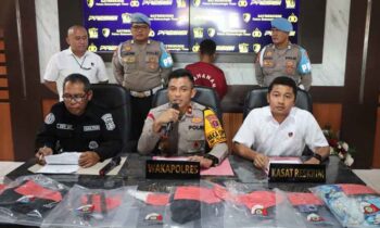 Wakapolres Kotim Kompol Tri Wibowo didampingi Kasat Reskrim Polres Kotim AKP Iyudi Hartanto saat pers rilis kasus pembunuhan di Telawang.