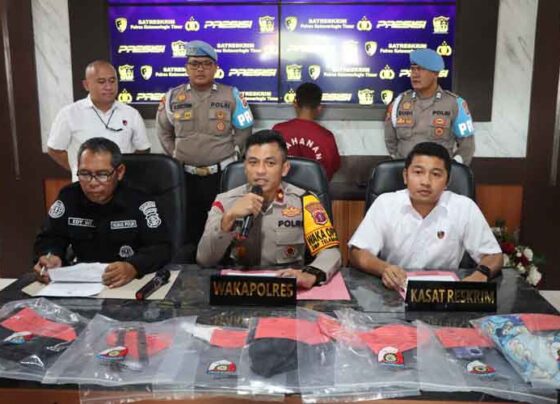 Wakapolres Kotim Kompol Tri Wibowo didampingi Kasat Reskrim Polres Kotim AKP Iyudi Hartanto saat pers rilis kasus pembunuhan di Telawang.