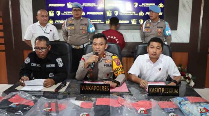 Wakapolres Kotim Kompol Tri Wibowo didampingi Kasat Reskrim Polres Kotim AKP Iyudi Hartanto saat pers rilis kasus pembunuhan di Telawang.