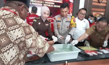 Wakapolres Kotim Kompol Tri Wibowo saat memusnahkan barang haram hasil penindakan, Selasa, 4 Februari 2025