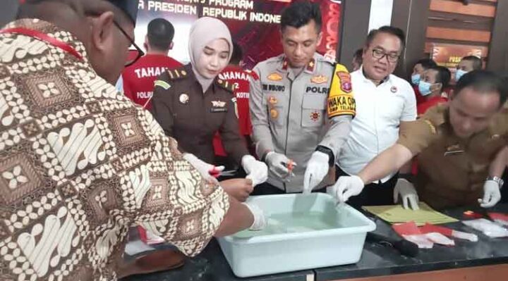 Wakapolres Kotim Kompol Tri Wibowo saat memusnahkan barang haram hasil penindakan, Selasa, 4 Februari 2025