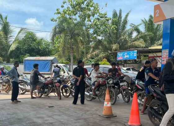 Aktivitas pelansir BBM subsidi di SPBU Desa Sebabi.