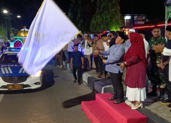 Bupati Kotim, Halikinnor saat melepas Pawai Takbiran Keliling Memyambut Hari Raya Idulfitri 1446 Hijriah, Minggu malam, 30 Maret 2025.