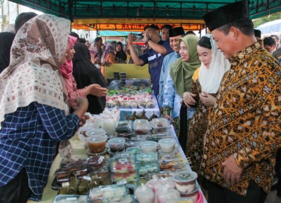 Bupati Seruyan, Ahmad Selanorwanda didampingi Ketua TP PKK Seruyan Ny. Welduline, saat mengunjungi lapak pedagang.