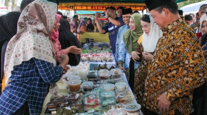 Bupati Seruyan, Ahmad Selanorwanda didampingi Ketua TP PKK Seruyan Ny. Welduline, saat mengunjungi lapak pedagang.