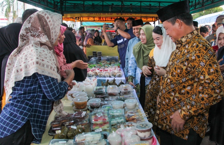 Bupati Seruyan Resmikan Pasar Kue Ramadan di Kuala Pembuang