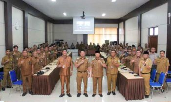 Bupati foto bersama Bupati Seruyan, Ahmad Selanorwanda di dampingi Wakil Bupati Seruyan foto bersama pada kegiatan Evaluasi Penyusunan Pohon Kinerja untuk RPJMD 2025 2029