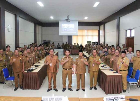 Bupati foto bersama Bupati Seruyan, Ahmad Selanorwanda di dampingi Wakil Bupati Seruyan foto bersama pada kegiatan Evaluasi Penyusunan Pohon Kinerja untuk RPJMD 2025 2029